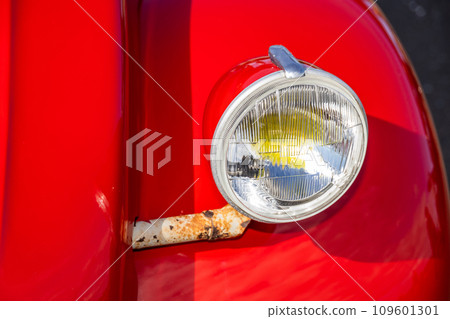 Headlight of the old car 109601301