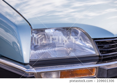 Headlight of the old car 109601306