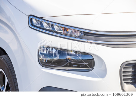 Headlight of the old car 109601309