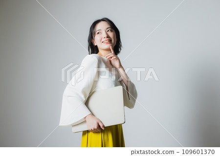 有筆記型電腦的女人 109601370