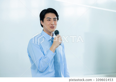 Businessman speaking at a seminar 109601453