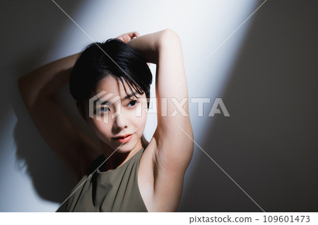 穿著訓練服的女人 穿著訓練服的女人 109601473