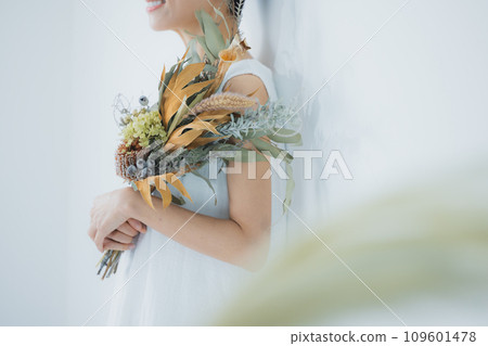 Woman with a bouquet 109601478