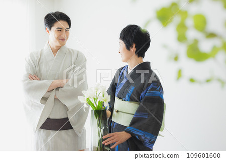 穿著和服的男人和女人 穿著和服的男人和女人 109601600