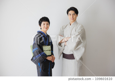 Men and women wearing kimono 109601610