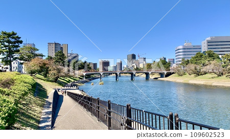 秋日晴朗的天空下，步行活動參與者擠滿的河岸（乙川河床/愛知縣岡崎市） 109602523