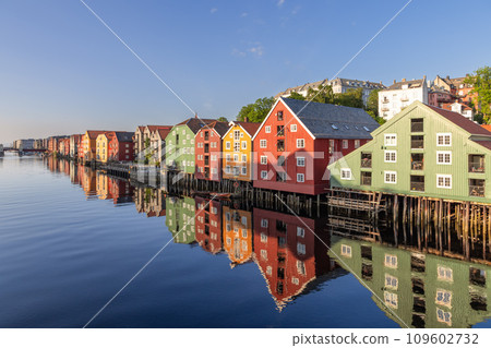 Sunset on Nidelva River with wooden houses along banks in summer evening, Trondheim Norway 109602732