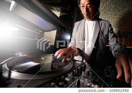 男 DJ 在轉盤上播放音樂 109602898