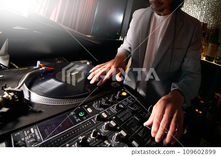 DJ操作轉盤的雙手 109602899