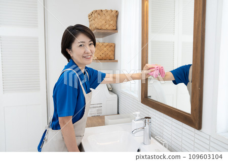 House cleaning woman cleaning the bathroom House cleaning woman cleaning the bathroom 109603104