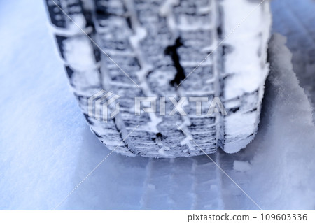 無釘防滑輪胎上有雪 109603336