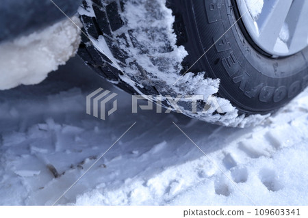 在雪路上踩上無釘防滑輪胎後 109603341