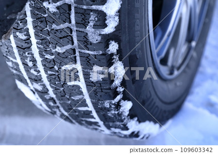 無釘防滑輪胎上有雪 109603342