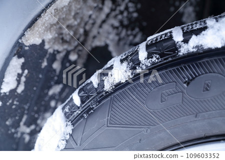 無釘防滑輪胎上有雪 109603352