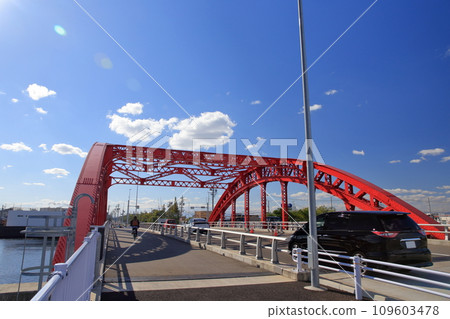 Vermilion bridge with high historical value (Nakagawa Bridge, Minato Ward, Nagoya City, Aichi Prefecture) Vermilion bridge with high historical value (Nakagawa Bridge, Minato Ward, Nagoya City, Aichi Prefecture) 109603478
