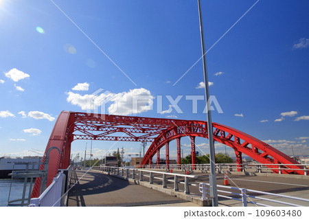 Vermilion bridge with high historical value (Nakagawa Bridge, Minato Ward, Nagoya City, Aichi Prefecture) 109603480