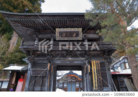 白雪覆蓋的三門（長野縣木曾町德園寺） 109603660