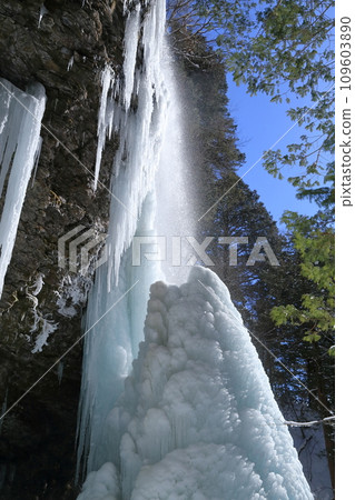 結冰的冰山(長野縣大瀧村新瀧) 結冰的冰山(長野縣大瀧村新瀧) 109603890