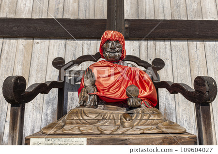 wooden sculpture outside Todaiji Temple in Nara wooden sculpture outside Todaiji Temple in Nara 109604027