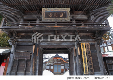 Sanmon gate covered with snow (Tokuonji Temple, Kiso Town, Nagano Prefecture) Sanmon gate covered with snow (Tokuonji Temple, Kiso Town, Nagano Prefecture) 109604032