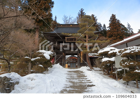 白雪覆蓋的三門(長野縣木曾町德園寺) 白雪覆蓋的三門(長野縣木曾町德園寺) 109604033