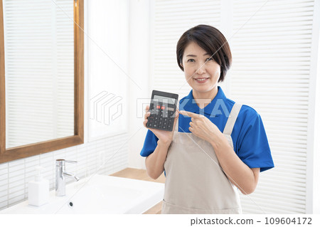 洗手間有計算機的房屋清潔女工 109604172