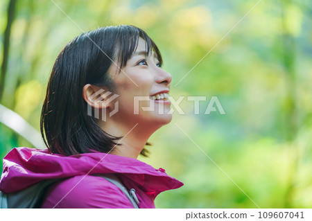 喜歡爬山的女人 休息日到山裡放鬆身心的女人 109607041