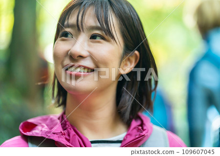 A woman who enjoys mountain climbing A woman who refreshes herself in the mountains on her day off A woman who enjoys mountain climbing A woman who refreshes herself in the mountains on her day off 109607045