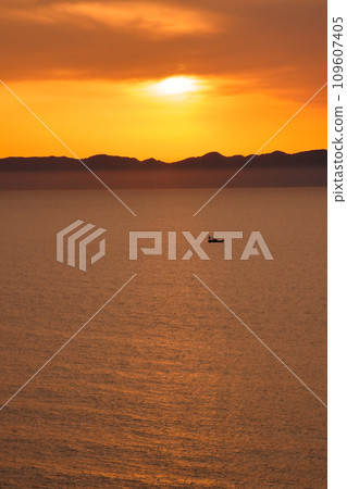 美麗的日落海和小船 美麗的日落海和小船 109607405