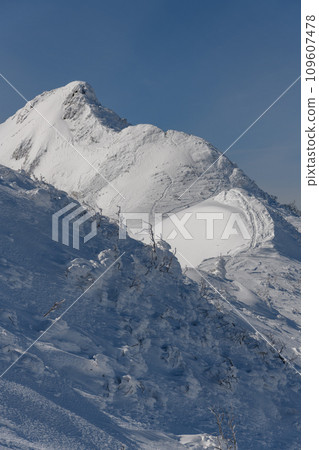 從劍峰山到釜村山的山路看到冬天的劍峰山 109607478