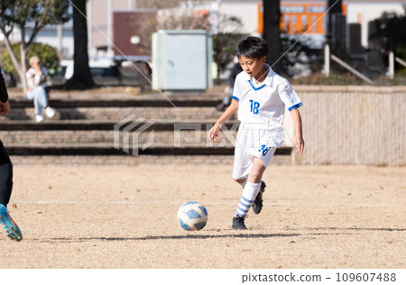 踢足球比賽的小學生 109607488