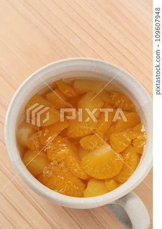 罐裝柑橘和鳳梨在杯子裡 109607948