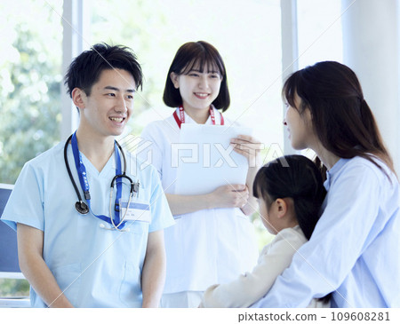 醫生在醫院檢查室檢查兒童患者 109608281
