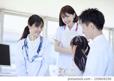 一位女醫生在醫院檢查室檢查孩子 一位女醫生在醫院檢查室檢查孩子 109608290