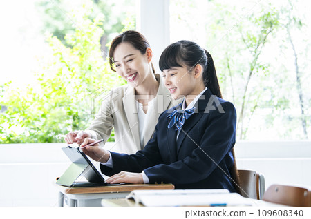 國中女生和女教師用平板電腦學習 國中女生和女教師用平板電腦學習 109608340