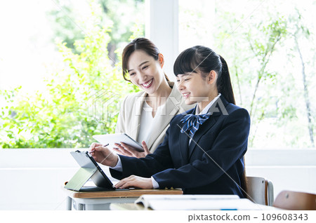 國中女生和女教師用平板電腦學習 國中女生和女教師用平板電腦學習 109608343