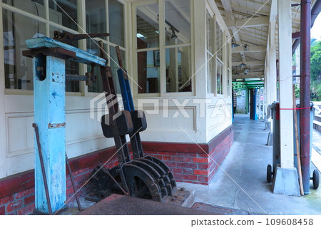 台鐵平溪線精通站,1929年啟用時的車站建築(月台及道岔展示) 台鐵平溪線精通站,1929年啟用時的車站建築(月台及道岔展示) 109608458