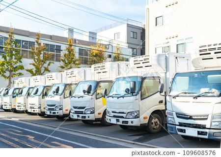許多卡車在配送中心的停車場排隊 許多卡車在配送中心的停車場排隊 109608576