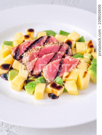 Mango avocado tuna 109608606