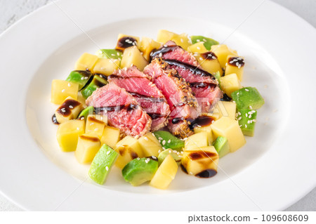 Mango avocado tuna 109608609