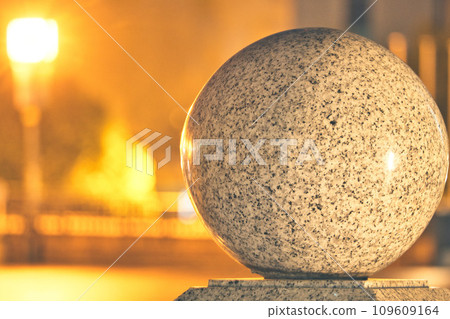 放置在戶外的天然石球 109609164