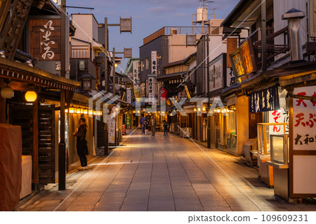 [東京]柴又帝釋天參道，昭和復古街景的黃昏 109609231