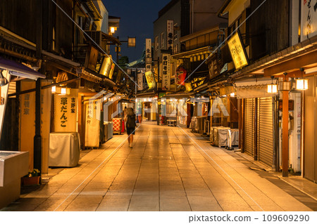 [Tokyo] Shibamata Taishakuten Sando/Showa retro townscape night view 109609290