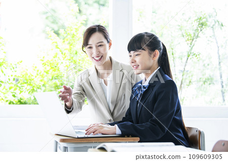 國中女生、女教師、筆記型電腦、課程、ICT 教育 國中女生、女教師、筆記型電腦、課程、ICT 教育 109609305