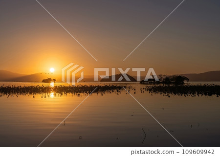 琵琶湖的冬景被夕陽染紅 琵琶湖的冬景被夕陽染紅 109609942