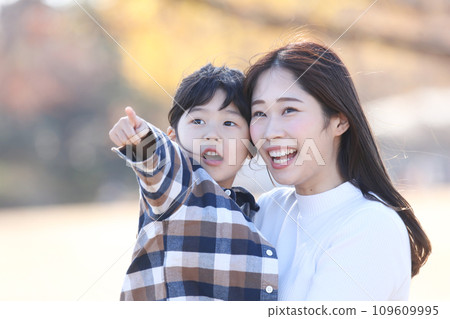 笑臉父母和孩子 109609995