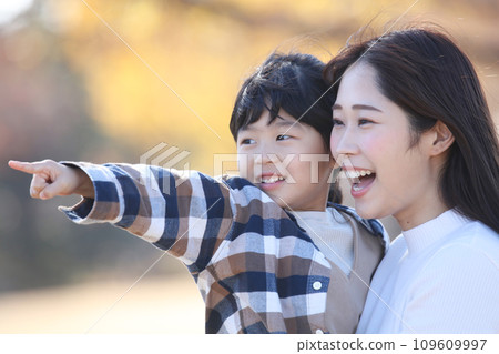 笑臉父母和孩子 109609997