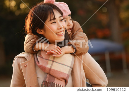 笑臉父母和孩子 笑臉父母和孩子 109610312
