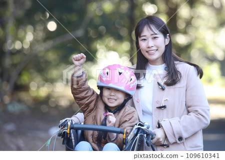 父母騎自行車 109610341