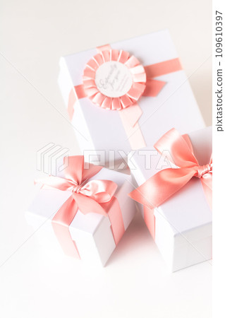 Delicate, gentle and soft color, gift of coral pink ribbon 109610397